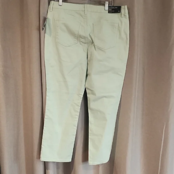 Bandolino Women's Jeans - Picture 3 of 4